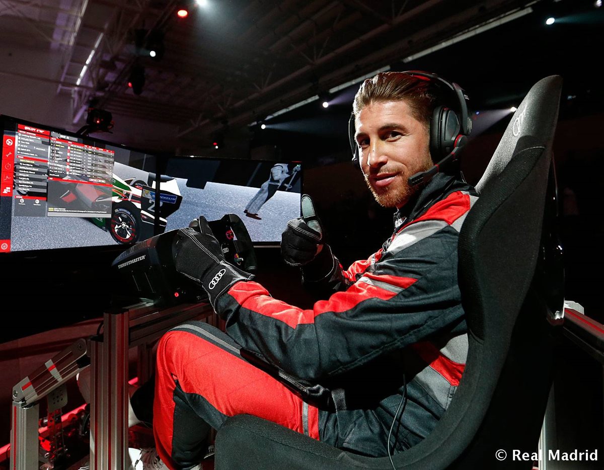 Sergio Ramos en el simulador de Fórmula 3 antes de la competencia de velocidad. (Foto Prensa Libre: Real Madrid)