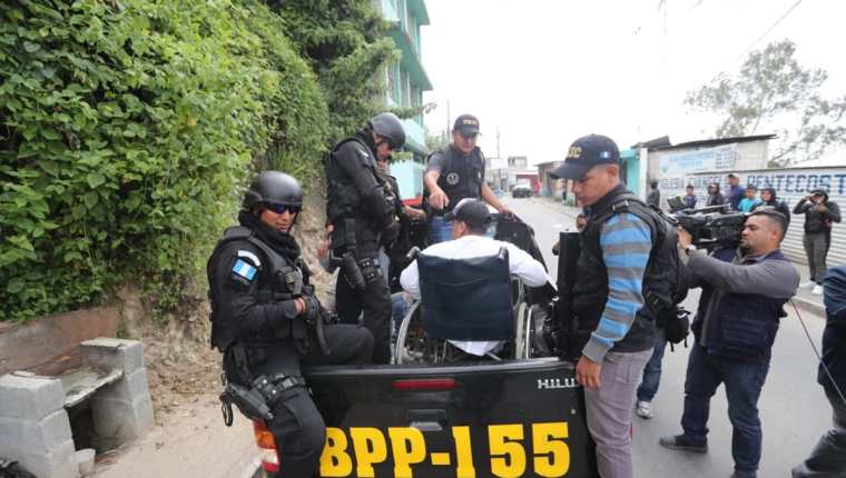 Alias "El Pitufo", es trasladado en patrulla al Juzgado de Turno. (Foto Prensa Libre: Érick Ávila)