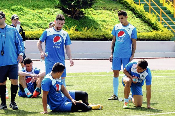 Comunicaciones se entrenó en el estadio Cementos Progreso, de cara al juego ante Halcones, en el Torneo Clausura 2015. (Foto Prensa Libre: Jeniffer Gómez).