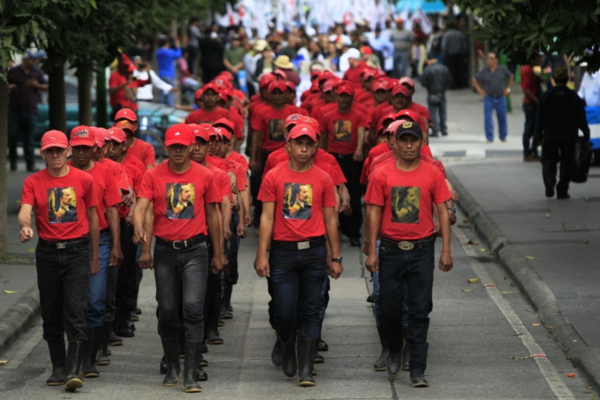 Con ropa del mismo color y en formación, jóvenes y adultos hacen caminata por la paz. (Foto Prensa Libre: Carlos Hernández)