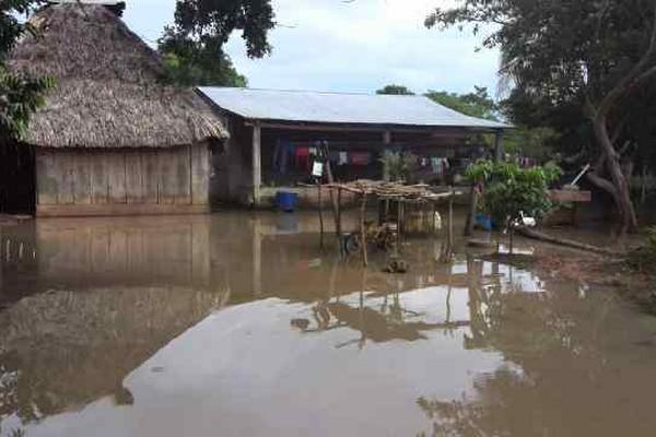 Viviendas anegadas en Palestina, Las Cruces. (Foto Prensa Libre: Rigoberto Escobar)