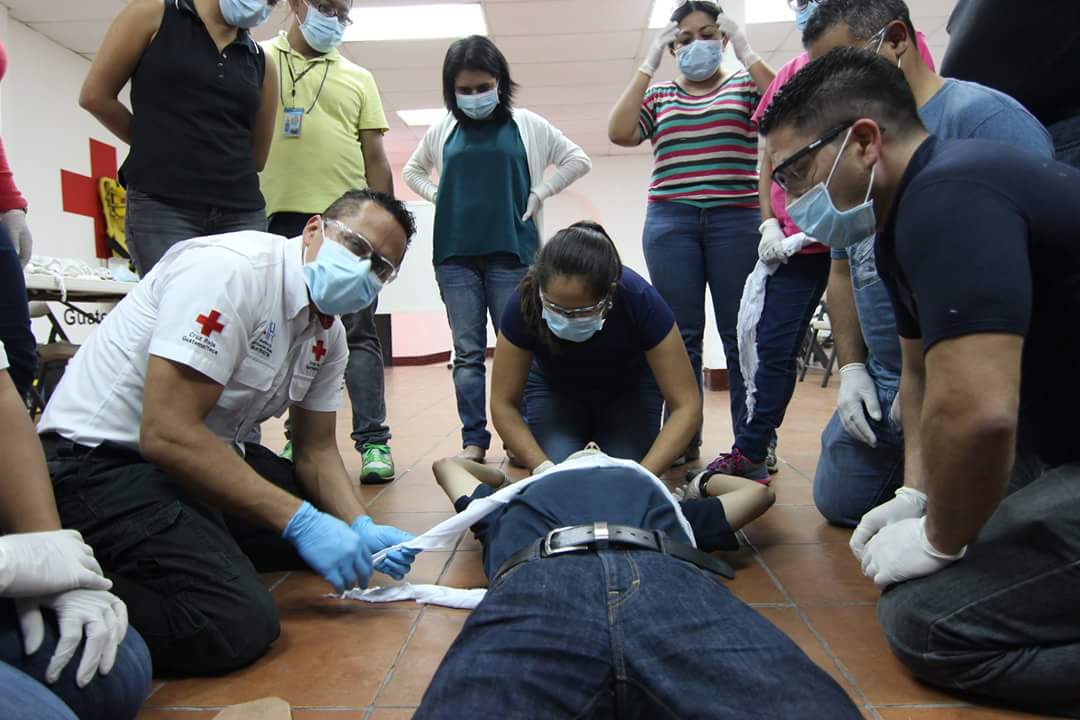 Los primeros auxilios sirven para atender rápidamente a alguna persona que ha sufrido un accidente. (Foto Prensa Libre: Cortesía Cruz Roja)