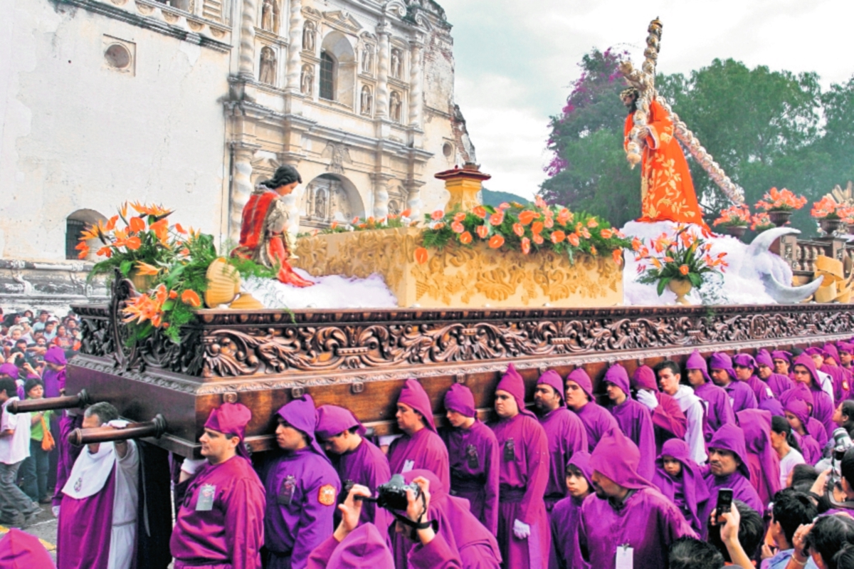 Procesión con la imagen de Jesús Nazareno del Perdón, del templo San Francisco El Grande, Antigua Guatemala. Foto Prensa Libre: Edwin Castro