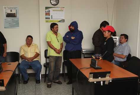 Integrantes de una estructura vinculada al narcotráfico fueron trasladados hacia la Torre de Tribunales para conocer el motivo de su detención. (Foto Prensa Libre: Erick Ávila)