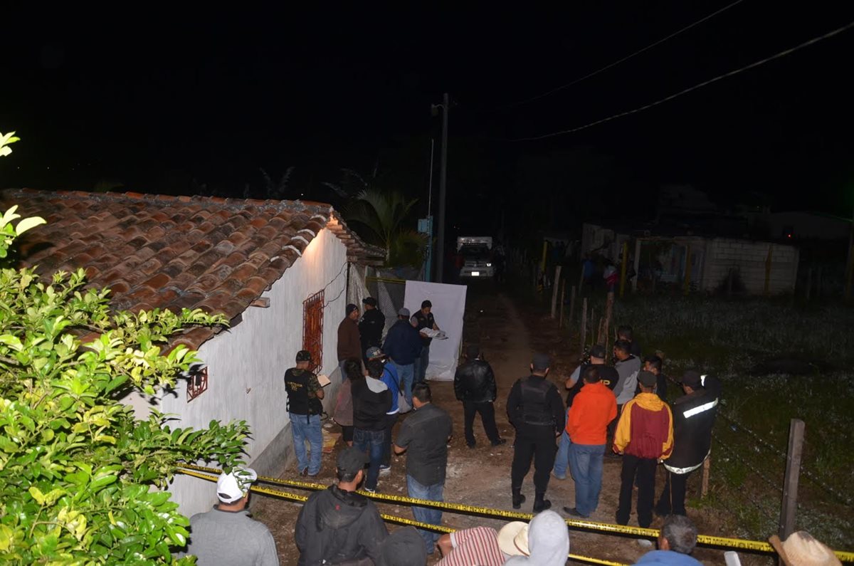 Investigadores de la PNC recaban evidencias en Casillas, Santa Rosa, donde fueron ultimadas dos personas. (Foto Prensa Libre: Oswaldo Cardona)