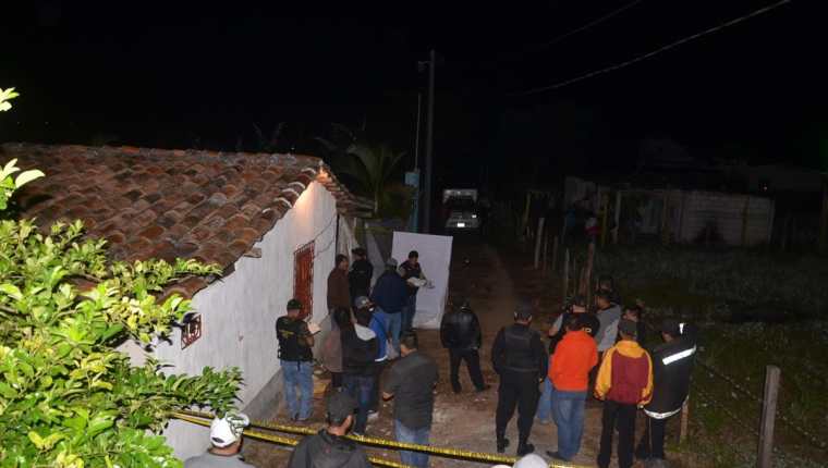 Investigadores de la PNC recaban evidencias en Casillas, Santa Rosa, donde fueron ultimadas dos personas. (Foto Prensa Libre: Oswaldo Cardona)