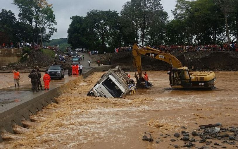 Maquinaria opera para retirar el camión del cauce del río. (Foto Prensa Libre: Conred)