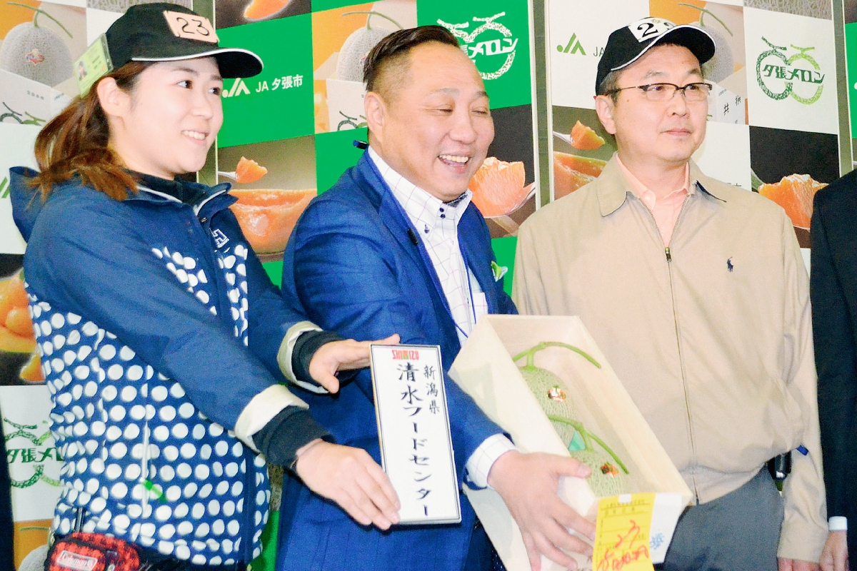 Un lote de dos melones, llamados Yubari fue subatado en Japón por 12 mil 400 dólares. (Foto Prensa Libre:AFP