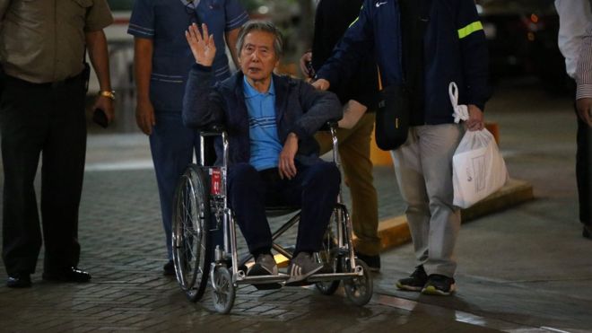 Alberto Fujimori salió en una silla de ruedas de la clínica de Lima en la que recibió el indulto humanitario. AFP