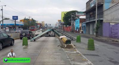 Dos accidentes complicaron el tránsito vehicular la mañana de este sábado. (Foto Prensa Libre: Amílcar Montejo)