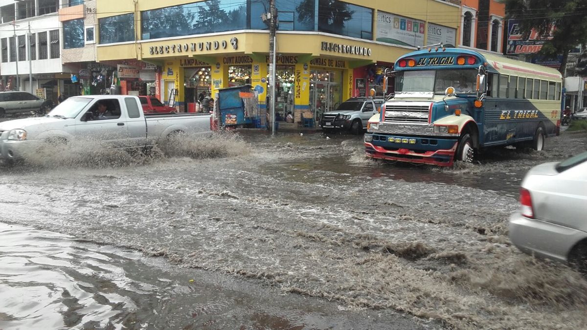 Automovilistas transitan con dificultades en Xela, debido a inundaciones causadas por la lluvia. (Foto Prensa Libre: Carlos Ventura)