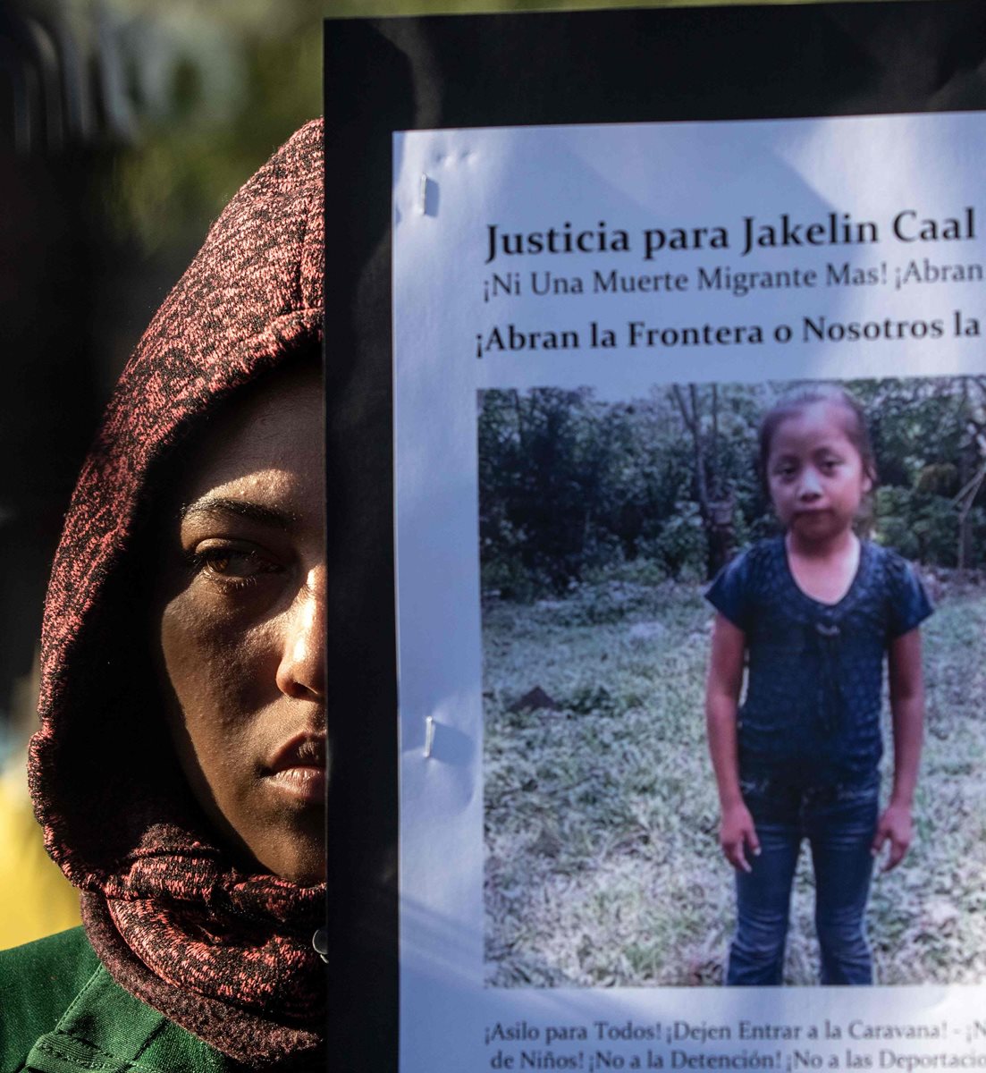 Las protestas pro migrantes exigen justicia por la muerte de la niña guatemalteca Jakelin Caal. (Foto Prensa Libre: AFP)