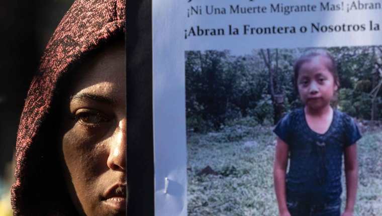Las protestas pro migrantes exigen justicia por la muerte de la niña guatemalteca Jakelin Caal. (Foto Prensa Libre: AFP)