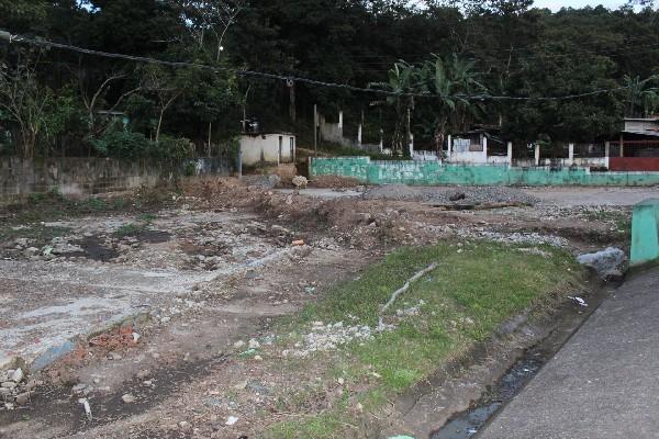 Terreno donde se adjudicó la construcción de una cancha polideportiva, en el 2011, y la comuna pidió financiamiento para lo mismo este año.