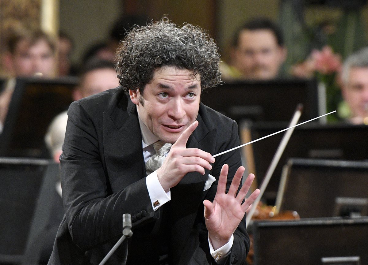 El director venezolano Gustavo Dudamel dirigió el concierto de nuevo año de la Orquesta Filarmónica de Viena. Foto Prensa Libre: AFP
