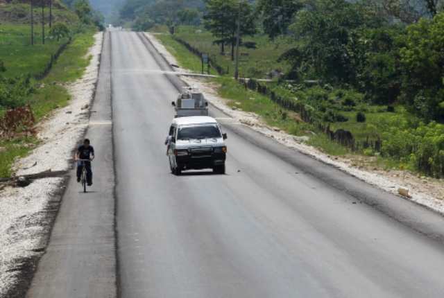 Los trabajos de pavimentación de la Franja Transversal del Norte están detenidos mientras se dan los derechos de vía.(Foto Prensa Libre: Hemeroteca PL)