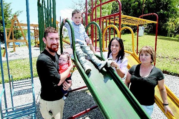 El volante de Comunicaciones, Jean Jonathan Márquez disfruta compartir con su familia. (Foto Prensa Libre: Eddy Recinos).<br _mce_bogus="1"/>