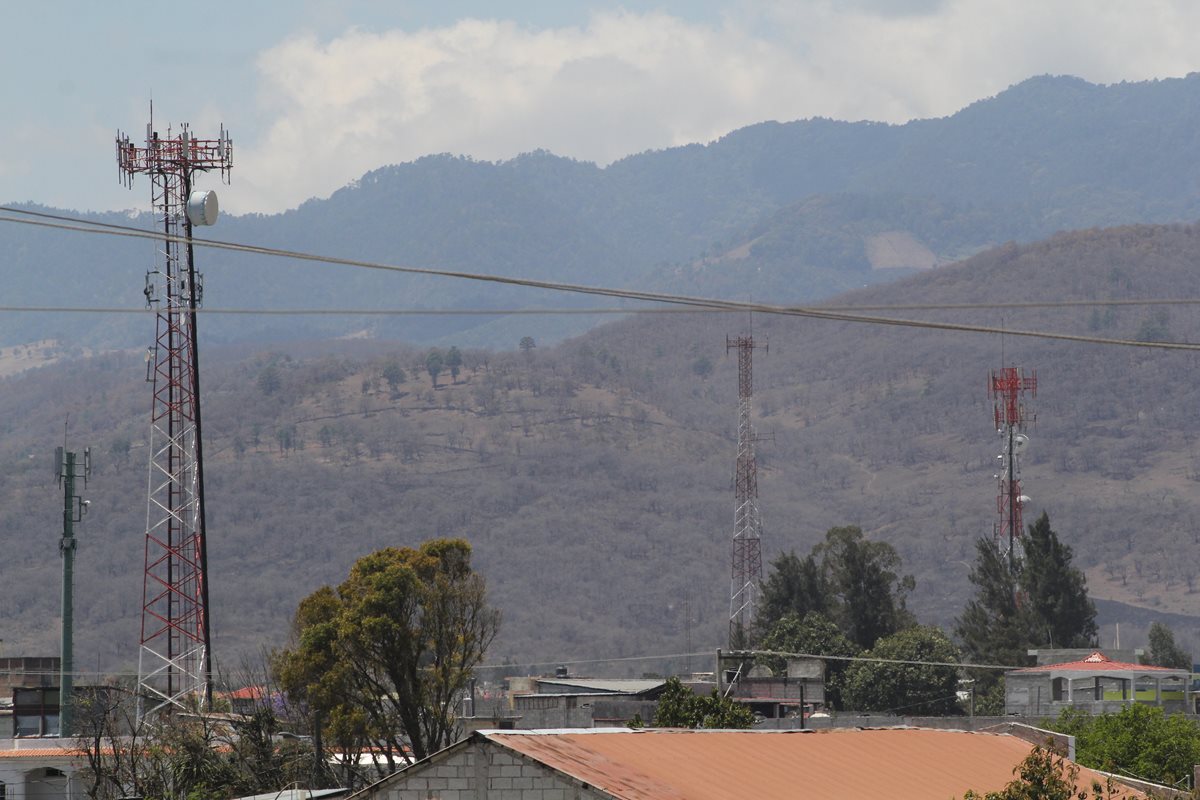 Cientos de usuarios de telefonía en Jalapa serían afectados por los problemas de pago entre la municipalidad y la empresa Claro.(Foto Prensa Libre: Hugo Oliva)
