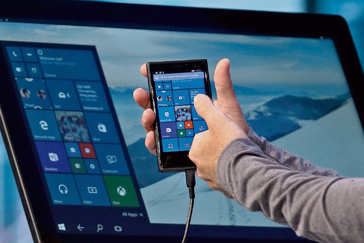 Los celulares con Windows 10 se convierten en PCs al conectarse a pantallas. (Foto Prensa Libre: AP)