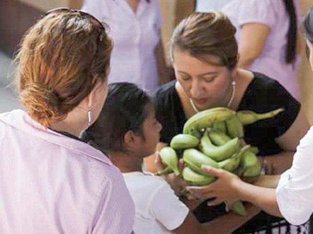 Gobernadora entrega 10 libras de banano a niño de Cuyotenango, Suchitepéquez. (Foto Prensa Libre: Cortesía)