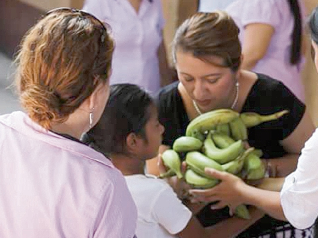 Gobernadora entrega 10 libras de banano a niño de Cuyotenango, Suchitepéquez. (Foto Prensa Libre: Cortesía)