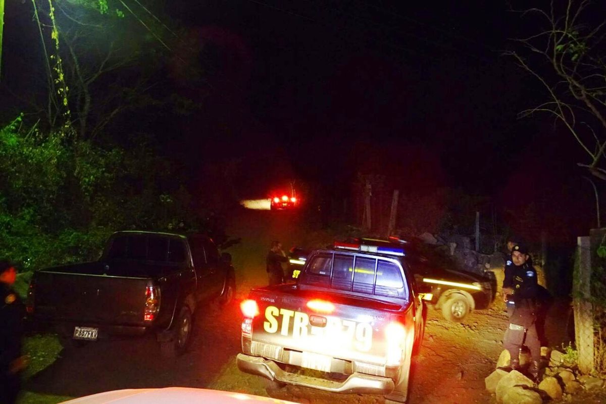 Agentes de la PNC resguardan vivienda donde desconocidos ultimaron a tres personas, en Chiquimulilla, Santa Rosa. (Foto Prensa Libre: Oswaldo Cardona)