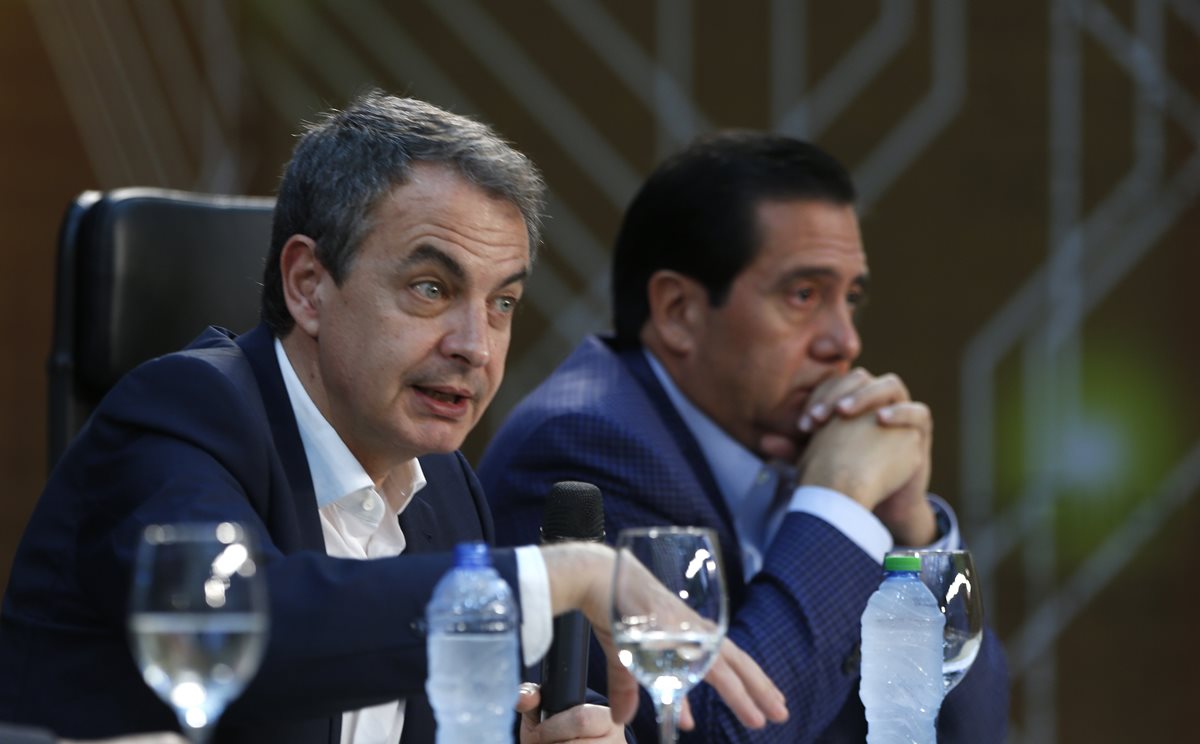 Los expresidentes de España José Luis Rodríguez Zapatero (i) y de Panamá Martín Torrijos (d) son parte de la delegación mediadora. (Foto Prensa Libre: EFE).