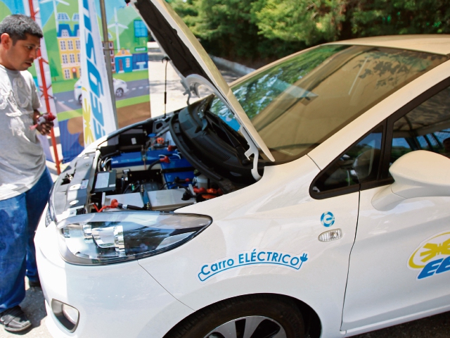 Las baterías de los vehículos eléctricos pueden recibir carga lenta de ocho horas y también cargas rápidas de 30 minutos.  (Foto Prensa Libre: Esbin García)