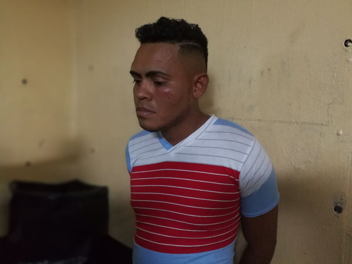 El presunto extorsionista, capturado en la Plaza El Amate, fue identificado como Gustavo Adolfo Carballo García. (Foto Prensa Libre: Esbin García)