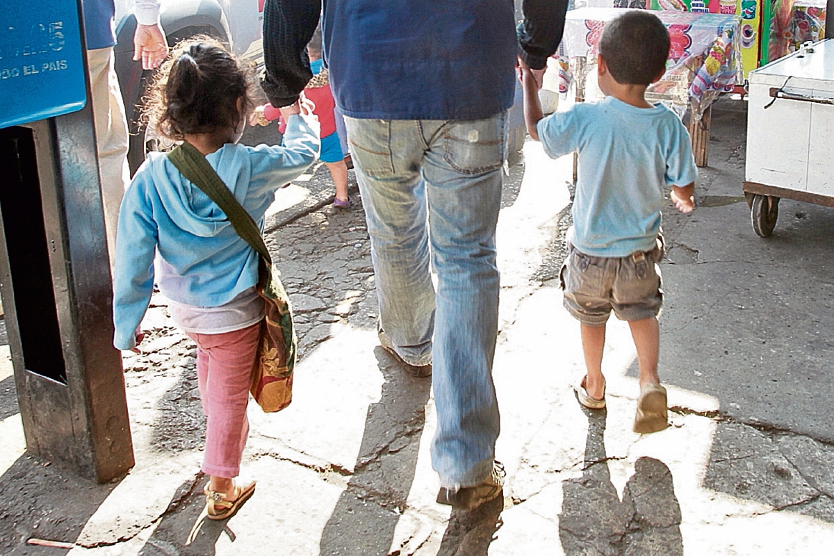 Personal de la Procuraduría General de la Nación y del Ministerio Público rescataron a 55 niños y adolescentes que pernoctaban en hoteles de La Terminal, en la zona 4, después de haber sido obligados a pintarse de plateado el cuerpo.