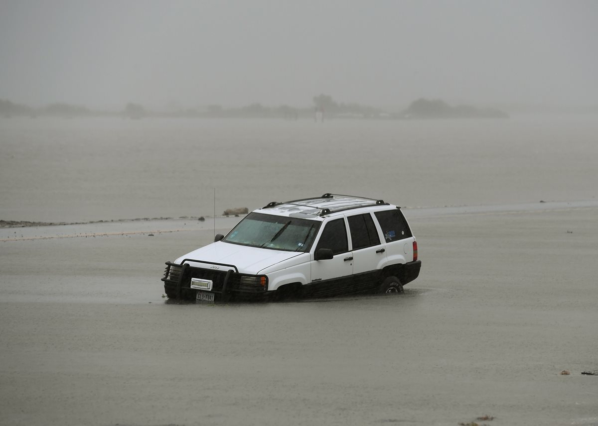 Un automóvil quedó en una calle inundada por el huracán Harvey golpeó Corpus Christi, Texas. (AFP).