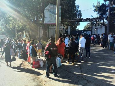 Familias a la espera que concluya requisa en Fraijanes 1 para poder ingresar a visitar a familiares. (Foto Prensa Libre: Estuardo Paredes)