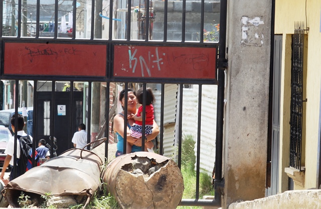 La colonia Bendición de Dios 2, La Comunidad, zona 10 de Mixco, está cerrada. Frente a los portones hay varios toneles que impiden el ingreso de vehículos. (Foto Prensa Libre: Oscar Felipe Q.)