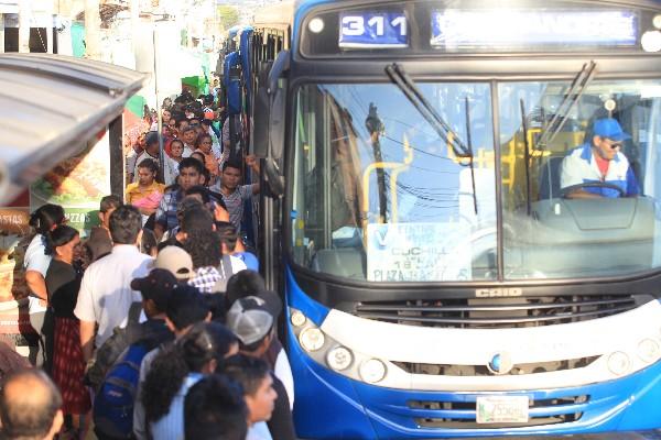 Usuarios del Transurbano denunciaron que el sistema electrónico no muestra el saldo y por eso   les hicieron cobros ilegales, al no reflejarse  el débito.