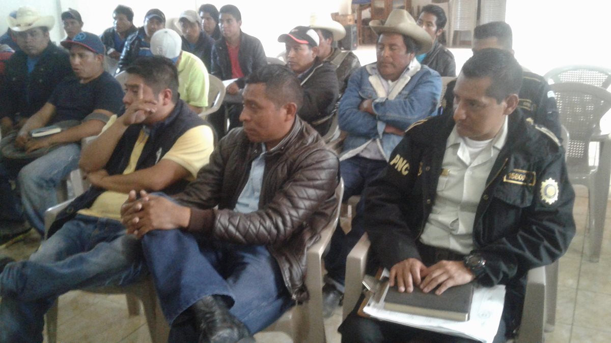 Los investigadores del MP fueron retenidos en la comunidad Pixabaj, Sololá.(Foto Prensa Libre: Ángel Julajuj)