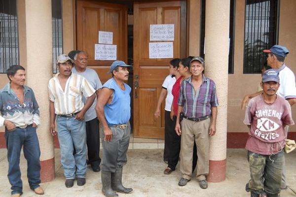 Grupo de trabajadores de la comuna de Santa Ana, Petén, bloquean el ingreso a la comuna. (Foto Prensa Libre: Rigoberto Escobar)<br _mce_bogus="1"/>