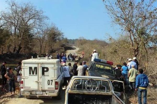 El cadáver de un hombre fue localizado a la orilla de la carretera en Jalapa. (Foto Prensa Libre: Hugo Oliva)
