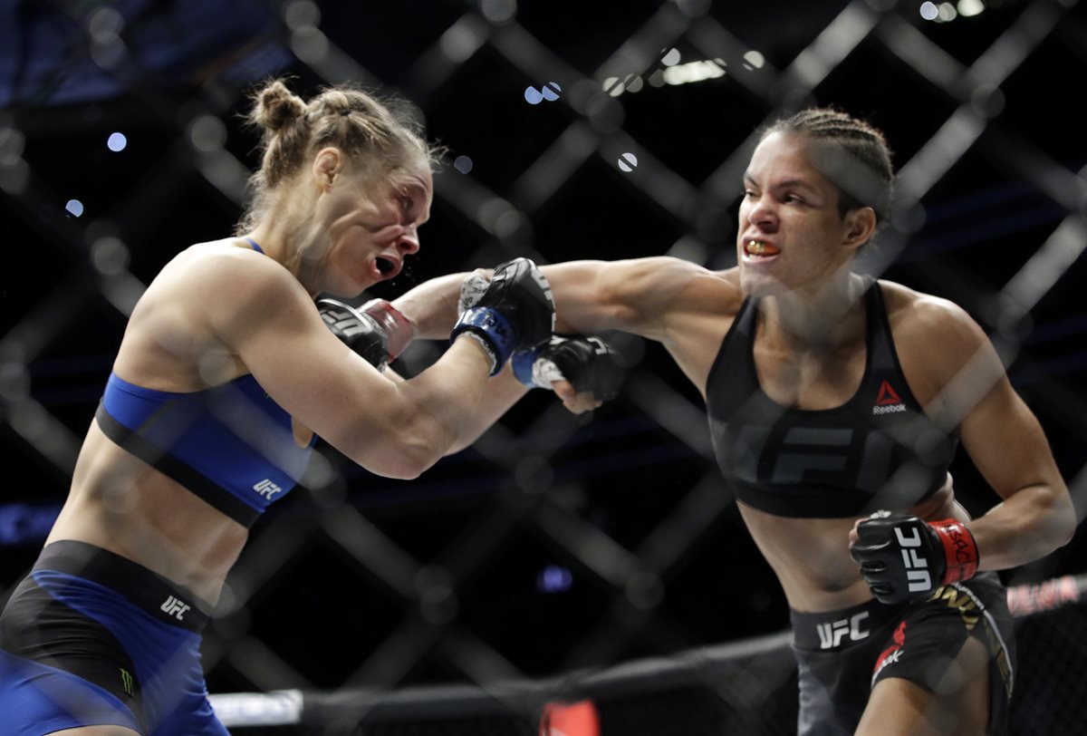 Ronda Rousey recibe un golpe de Amanda Nunes durante la pelea que tuvo lugar en Las Vegas. (Foto Prensa Libre: AP).
