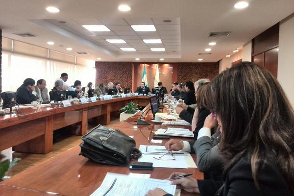 Vista de la reunión de los integrantes de la Comisión Postualdora efectuada hoy. (Foto Prensa Libre: URÍAS GAMARRO)