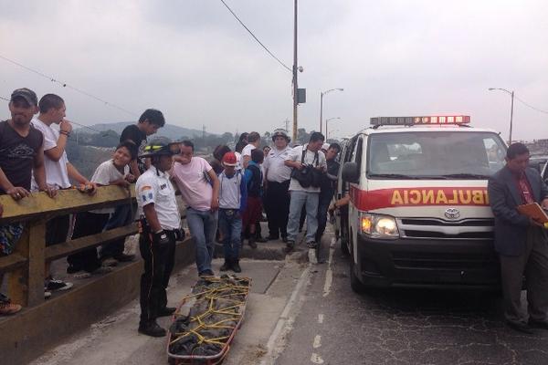 Un hombre de unos 40 años se quitó la vida al lanzarse del puente El Incienso, zona 7, en horas de la mañana (Foto: Bomberos Voluntarios)