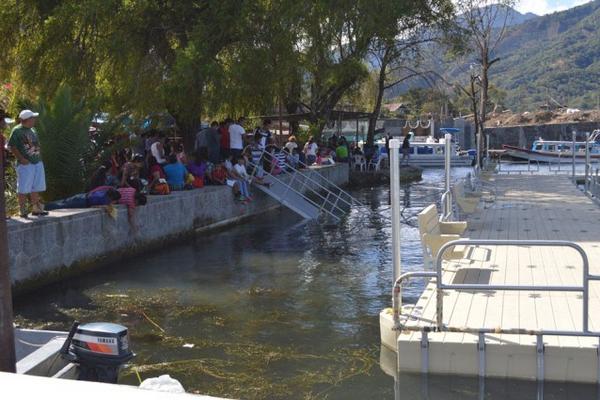 Pobladores de Santiago Atitlán, Sololá, están molestos porque  costo del proyecto es millonario. (Foto Prensa Libre: Ángel Julajuj)