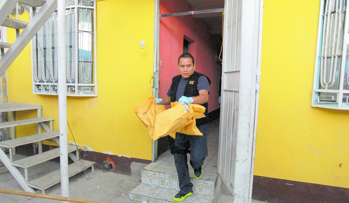 Fiscal sale de la casa que habita Moisés Gutiérrez Guevara, con evidencias incautadas. (Foto Prensa Libre: Estuardo Paredes)