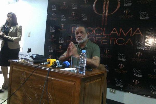 Sergio Enríquez, líder de Ministerios Ebenezer, señala que espera afluencia masiva a la Proclama Profética 2015. (Foto Prensa Libre: Carlos Álvarez)<br _mce_bogus="1"/>