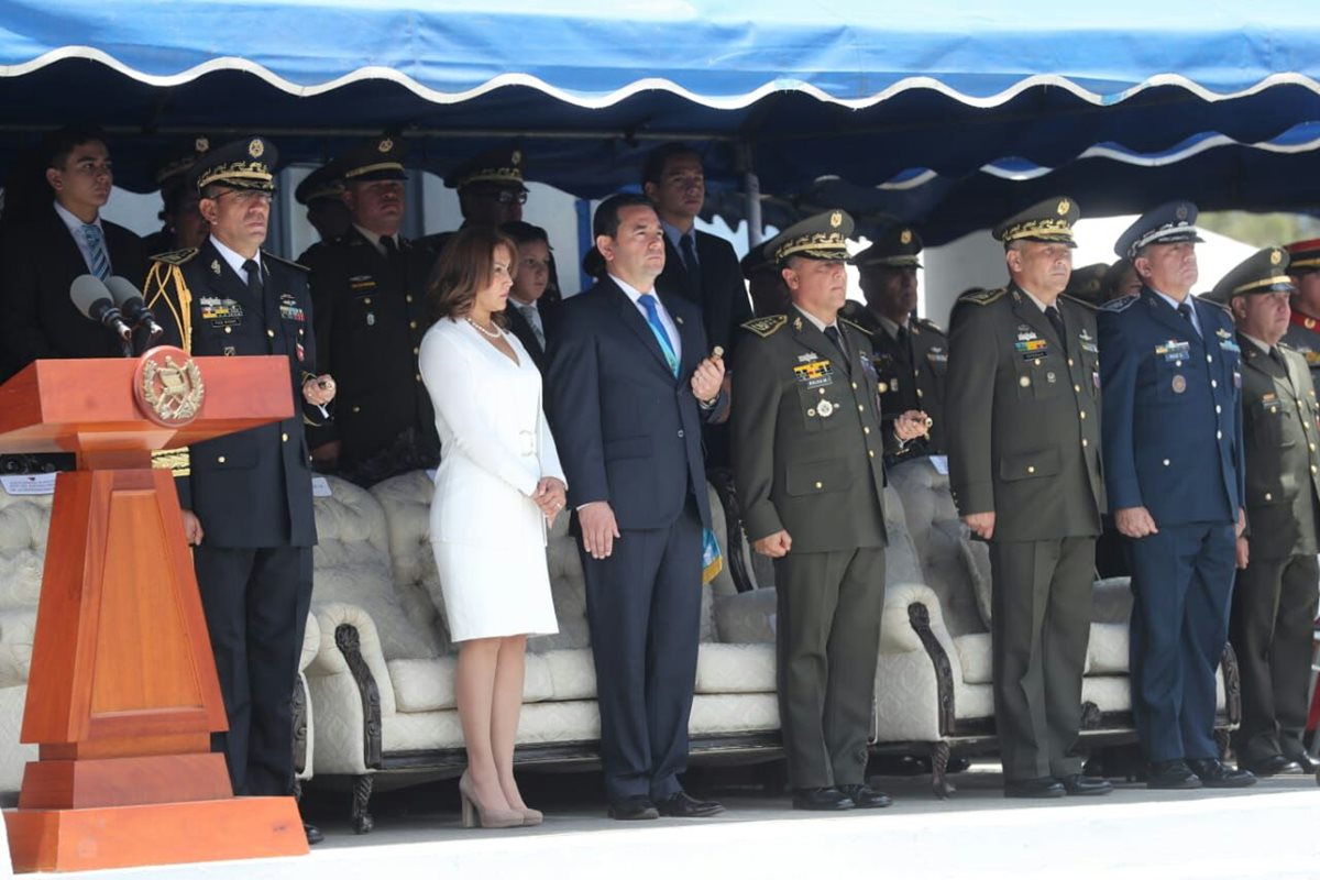 El presidente Jimmy Morales da un discurso  durante la celebración del Soldado Caído. (Foto Prensa Libre: AFP)