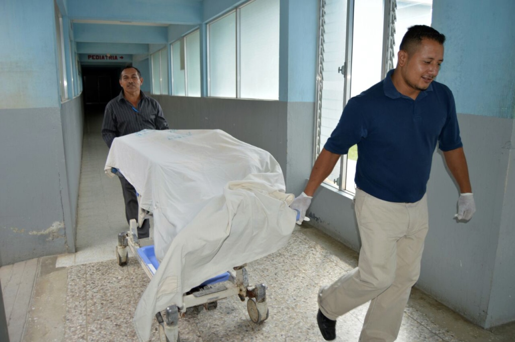 Empleados del Inacif de Jalapa trasladan cadáver de motorista. (Foto Prensa Libre: Hugo Oliva)
