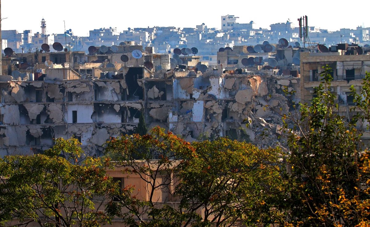 Vista general del vecindario Bustan al-Basha, lugar donde murió la famila de cinco integrantes en Alepo, Siria. (Foto Prensa Libre: AFP).
