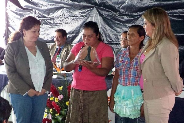 La Fiscal general Claudia Paz y Paz recibe un obsequio durante su visita a Jalapa.