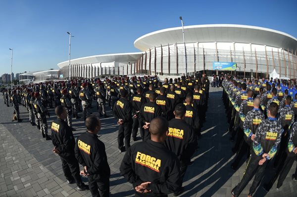 Tropas de seguridad brasileñas rodean la Villa Olímpica de Río de Janeiro (Foto Prensa Libre: AFP)