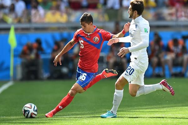 Costa Rica disputa un intenso juego ante Inglaterra. (Foto Prensa Libre: AFP)
