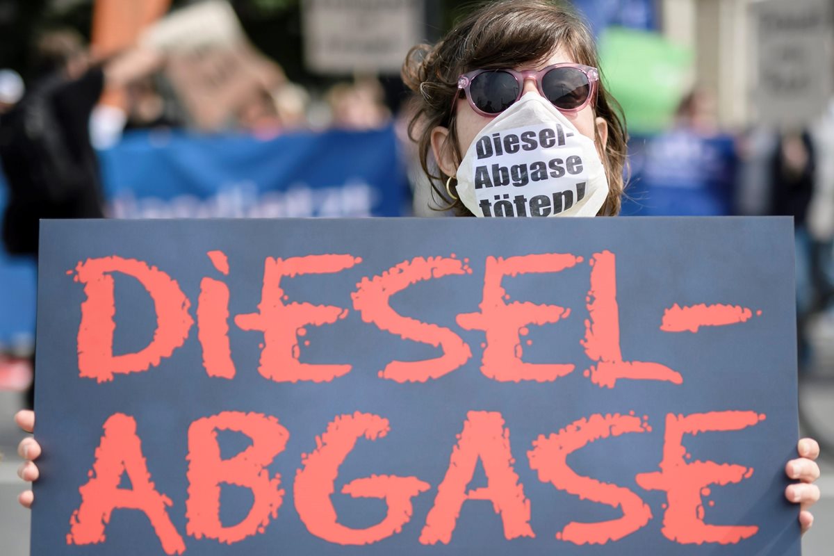 Fotografía de archivo tomada el 2 de agosto de 2018 que muestra a manifestantes que protestan en contra de las emisiones diesel ante el Ministerio de Transporte en Berlín (Alemania). (Foto Prensa Libre: EFE)